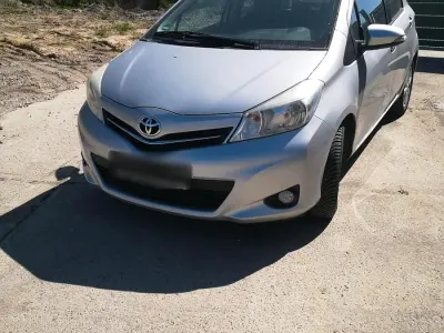 Gebraucht Toyota Yaris 70 PS (51 kW) 2012 Silber Kleinwagen