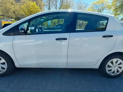 Second-hand Toyota Yaris Cool 69 CP (50 kW) 2012 Alb Hatchback