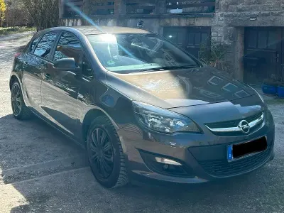 Używany Opel Astra 101 KM (74 kW) 2013 Szary Sedan/Limuzyna
