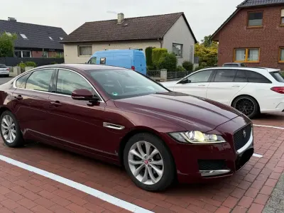 Gebraucht Jaguar XF 180 PS (132 kW) 2017 Rot Limousine