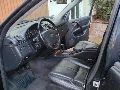 Second-hand Mercedes ML270 163 CP (119 kW) 2002 Albastru SUV