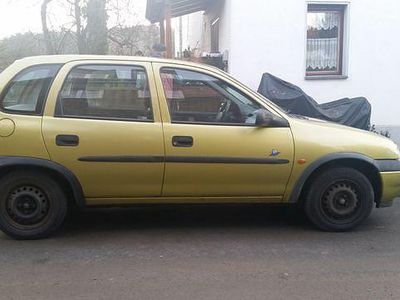 Brugt Opel Corsa 73 HK (53 kW) 1998 Guld Hatchback