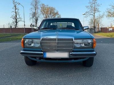 Gebraucht Mercedes E230 136 PS (100 kW) 1981 Blau Limousine