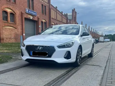 Gebraucht Hyundai i30 Premium 140 PS (102 kW) 2017 Weiß Limousine