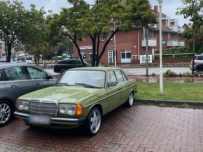 Second-hand Mercedes E230 136 CP (100 kW) 1982 Verde Berlinǎ
