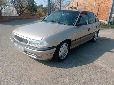 Gebraucht Opel Astra 75 PS (55 kW) 1997 Gold Limousine