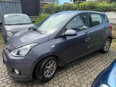 Gebraucht Hyundai i10 YES! 87 PS (63 kW) 2015 Star dust / met Kleinwagen