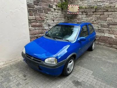 Używany Opel Corsa 45 KM (33 kW) 1996 Niebieski Hatchback