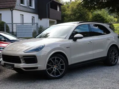 Gebraucht Porsche Cayenne E-Hybrid 340 PS (250 kW) 2021 Sechurabeige SUV