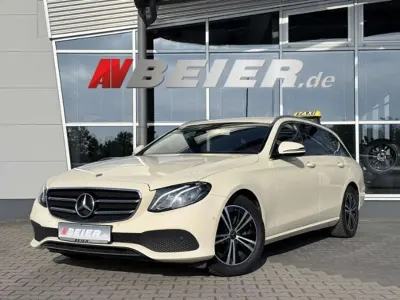 Gebraucht Mercedes E220 194 PS (142 kW) 2021 Hellelfenbein Kombi