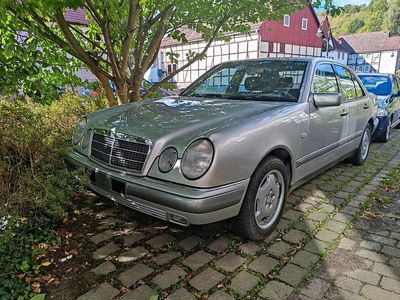 Gebraucht Mercedes E280 Elegance 193 PS (141 kW) 1996 Silber Limousine