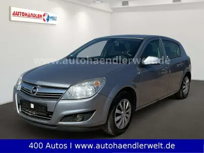 Używany Opel Astra Edition 116 KM (85 kW) 2009 Srebrny Sedan/Limuzyna