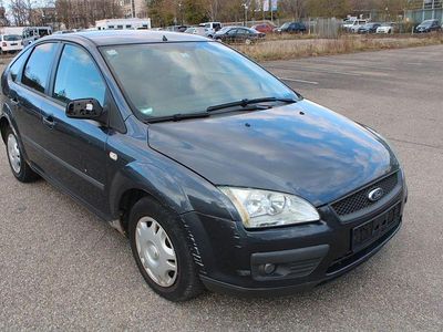 Begagnad Ford Focus Fun X 101 HK (74 kW) 2007 Grå Sedan