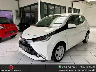 Gebraucht Toyota Aygo X-play 69 PS (50 kW) 2017 Weiß Kleinwagen