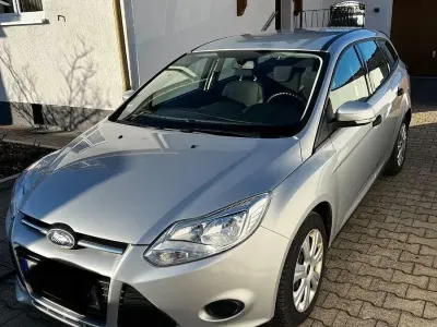 Usado Ford Focus Ambiente 101 CV (74 kW) 2014 Plateado Familiar
