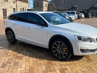 Gebraucht Volvo V60 CC Summum 190 PS (139 kW) 2016 Weiß Kombi