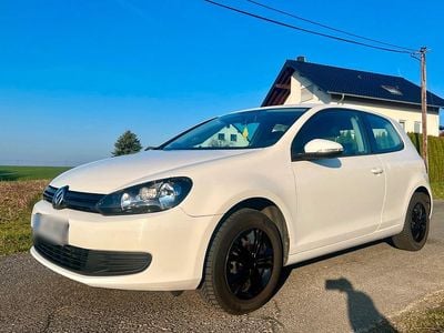 Gebraucht VW Golf VI 102 PS (75 kW) 2010 Weiß Kleinwagen