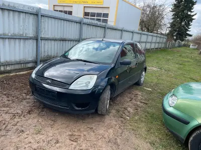 Second-hand Ford Fiesta 60 CP (44 kW) 2004 Negru Hatchback