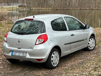 Gebraucht Renault Clio II 70 PS (51 kW) 2011 Silber Kleinwagen