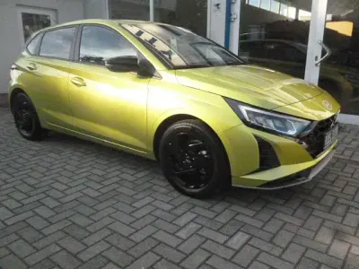 Neu Hyundai i20 Blackline 90 PS (66 kW) 2026 Gelb Kleinwagen