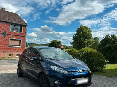 Gebraucht Ford Fiesta 60 PS (44 kW) 2012 Blau Kleinwagen
