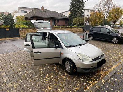 Gebraucht Ford Fiesta 80 PS (58 kW) 2002 Silber Limousine