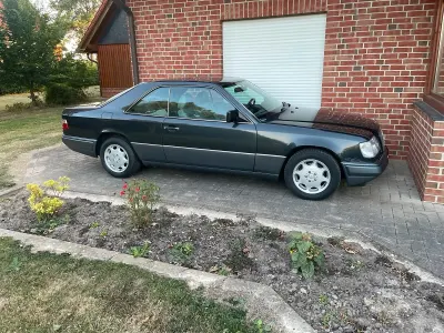 Gebraucht Mercedes 220 150 PS (110 kW) 1994 Schwarz Coupé