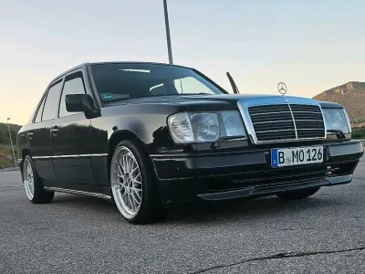Gebraucht Mercedes E220 150 PS (110 kW) 1993 Schwarz Limousine