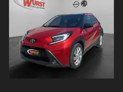 Gebraucht Toyota Aygo X Pulse 72 PS (52 kW) 2022 3u4)/ black mica (209) (rot SUV