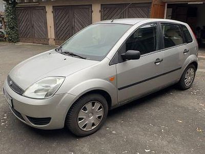 Gebraucht Ford Fiesta Ambiente 60 PS (44 kW) 2005 Silber Kleinwagen