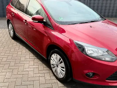 Gebraucht Ford Focus Titanium 125 PS (91 kW) 2013 Rot Kombi