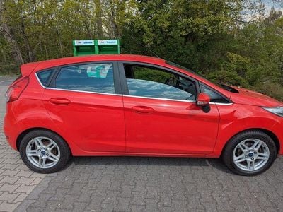 Begagnad Ford Fiesta Titanium 101 HK (74 kW) 2014 Röd Halvkombi