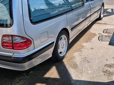 Usata Mercedes E220 143 CV (105 kW) 2000 Argento