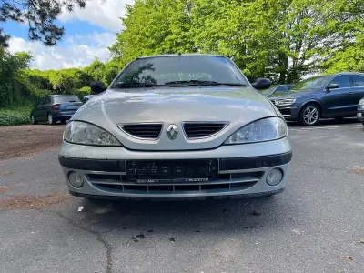 Używany Renault Mégane 107 KM (78 kW) 2001 Srebrny Sedan/Limuzyna