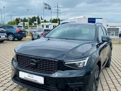 Neu Volvo XC40 Plus 163 PS (119 kW) 2025 Schwarz SUV