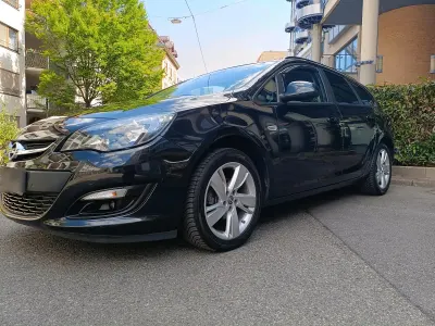 Gebraucht Opel Astra 140 PS (102 kW) 2015 Schwarz Kombi
