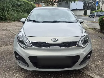 Gebraucht Kia Rio 90 PS (66 kW) 2013 Grau Limousine
