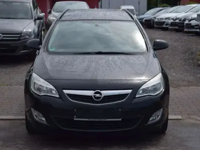 Używany Opel Astra Design Edition 120 KM (88 kW) 2011 Czarny Kombi