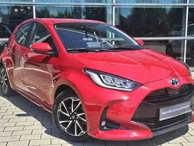Gebraucht Toyota Yaris Basis 116 PS (85 kW) 2022 Karminarot metallic Kleinwagen