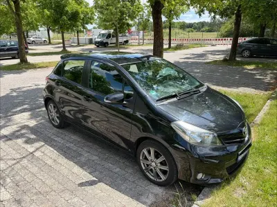 Gebraucht Toyota Yaris Club 99 PS (72 kW) 2012 Schwarz Kleinwagen