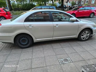 Gebraucht Toyota Avensis 147 PS (108 kW) 2003 Silber Limousine