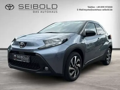 Neu Toyota Aygo X 72 PS (52 kW) 2026 Celestite grey / black mica SUV