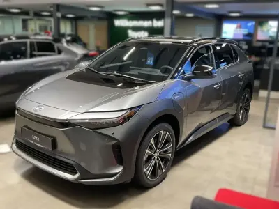 Neu Toyota bZ4X Lounge 150 kW (204 PS) 2025 Palladiumsilber metallic/dach SUV