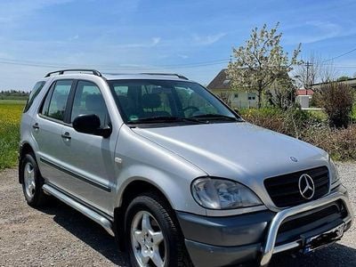 Grau Gebraucht 2001 Mercedes ML270 SUV | 7.500 € (Etwas zu teuer)