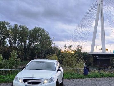 Weiß Gebraucht 2011 Mercedes E220 Elegance Limousine | 14.100 € (Etwas zu teuer)