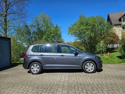 Begagnad VW Touran Comfortline 150 HK (110 kW) 2019 Grå Minibuss