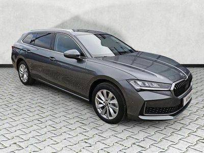 Neu Skoda Superb Selection 150 PS (110 kW) 2025 Grau Kombi