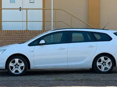 Używany Opel Astra 140 KM (102 kW) 2012 Biały Kombi