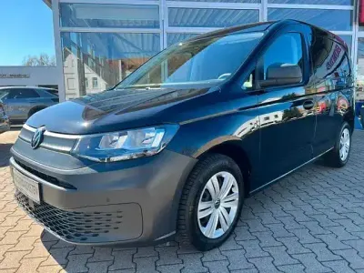 Gebraucht VW Caddy Basis 102 PS (75 kW) 2023 Schwarz Van / Kleinbus