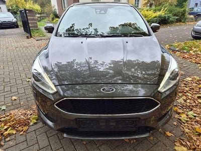 Grau Gebraucht 2016 Ford Focus ST-Line Limousine | 11.590 € (Fairer Preis)
